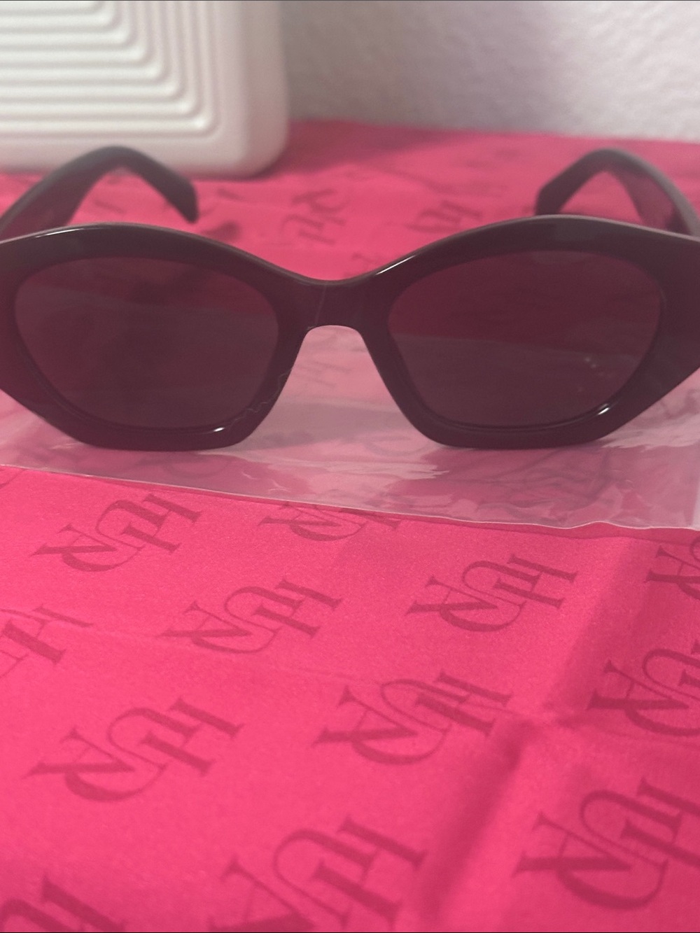 Black Women's Oval Sunglasses - Classic UV Protection